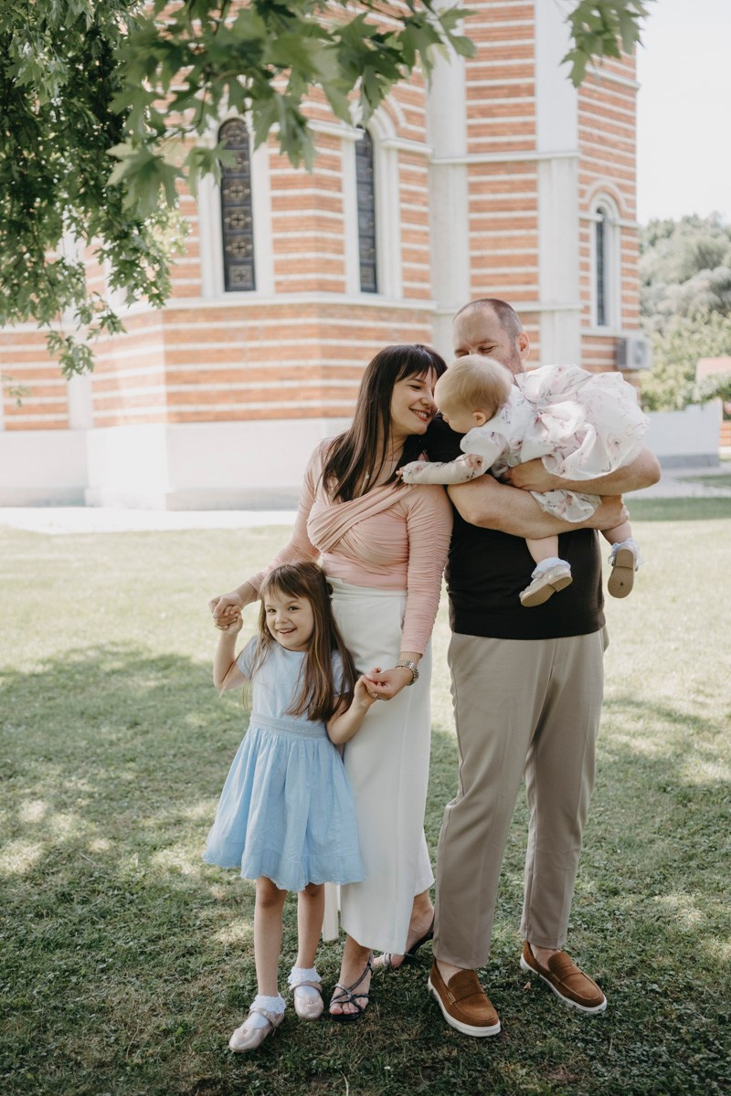 Verino krstenje / Crkva Rodjenja Presvete Bogorodice, Batajnica. Deciji i porodicni fotograf u Beogradu Oksana Skendzic