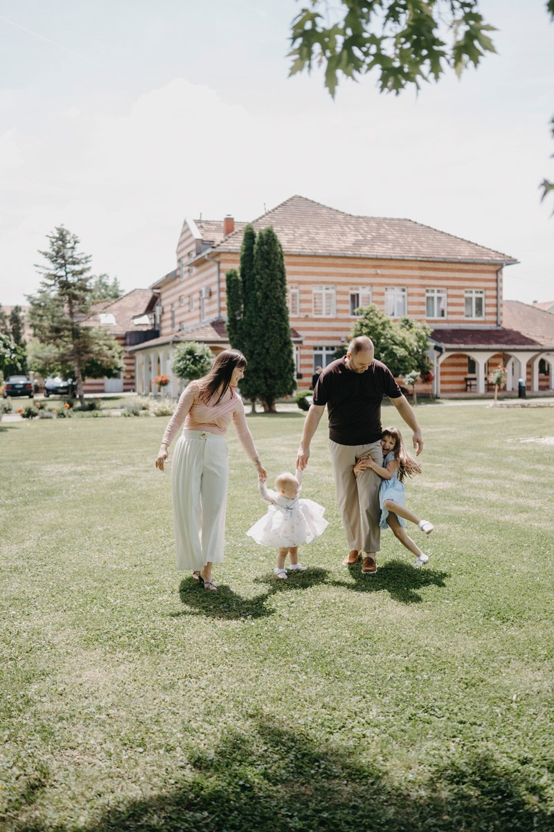 Verino krstenje / Crkva Rodjenja Presvete Bogorodice, Batajnica. Deciji i porodicni fotograf u Beogradu Oksana Skendzic