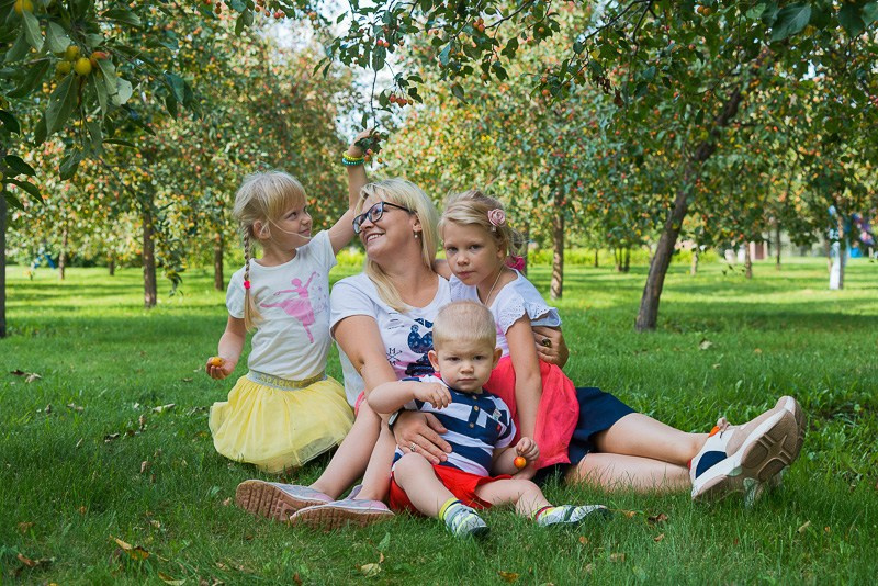 Family photoshoot in the nature, Slovenia. Wedding and Family Photographer in Slovenia