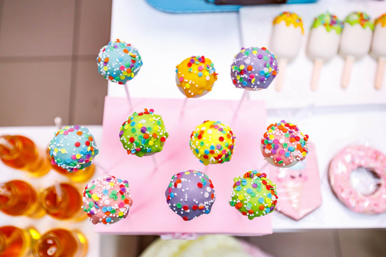 Pastelne boje i kreativni detalji na slatkom stolu.