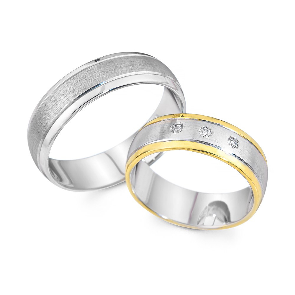 Par zlatnih burmi na beloj pozadini.