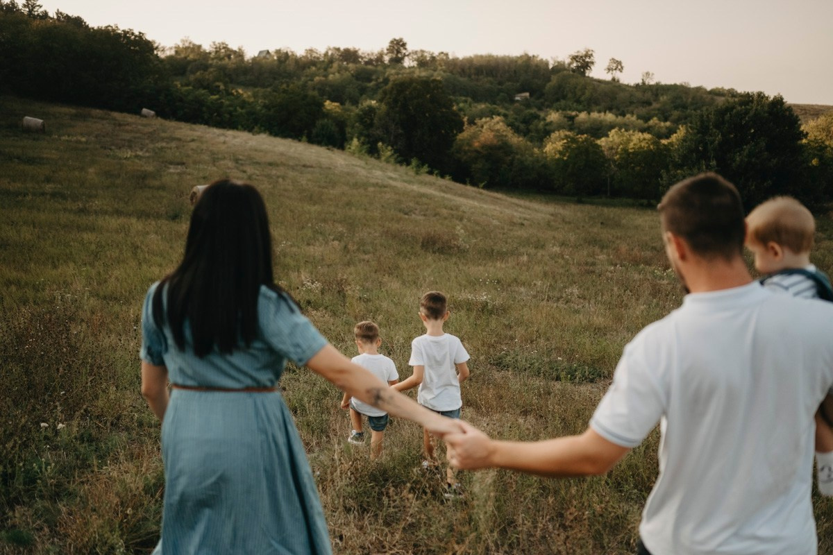 Basici / porodicno fotografisanje u prirodi. Deciji i porodicni fotograf u Beogradu Oksana Skendzic