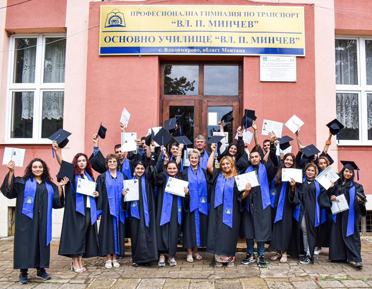 Тоги и шапки за училища и гимназии|togiishapki.bg. 🎓 Togiishapki.bg — Тоги и академични шапки за дипломиране на студенти, ученици и деца