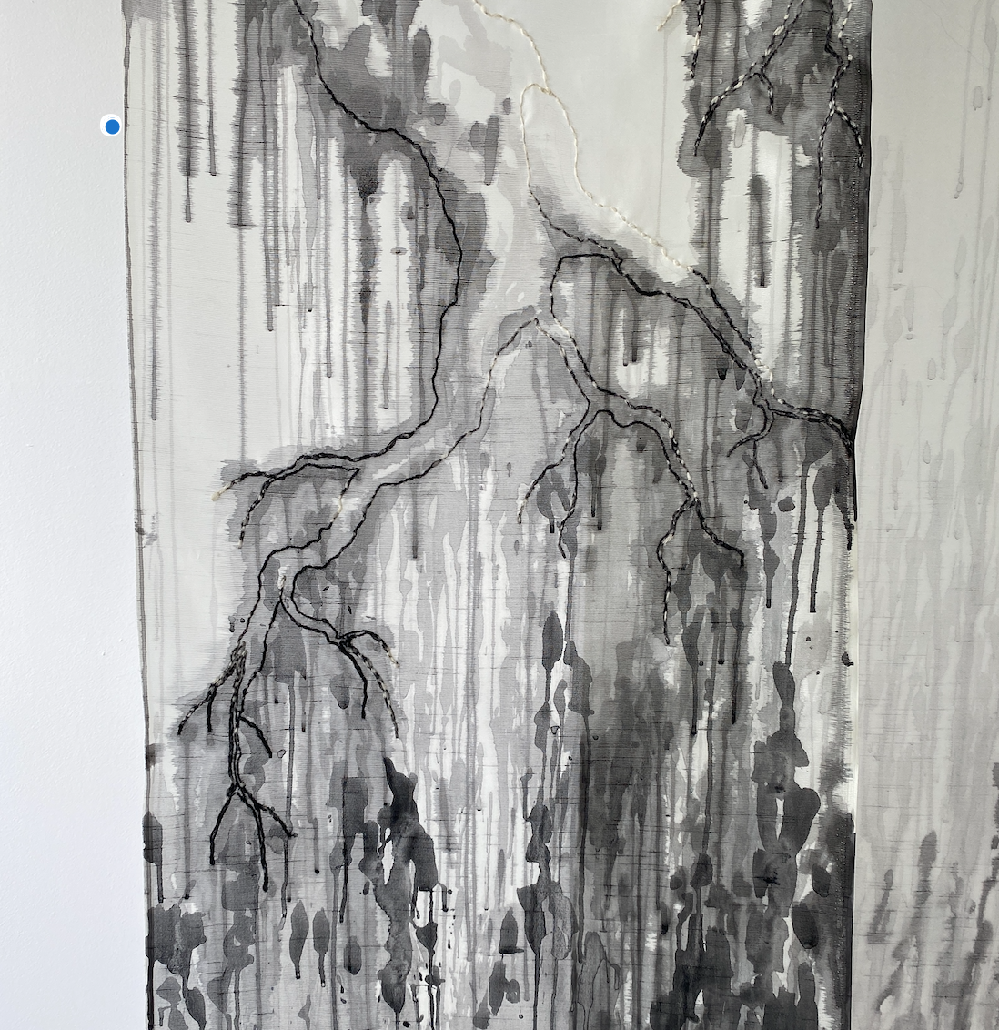 Tissu funéraire, fil de laine, encre Installation variable