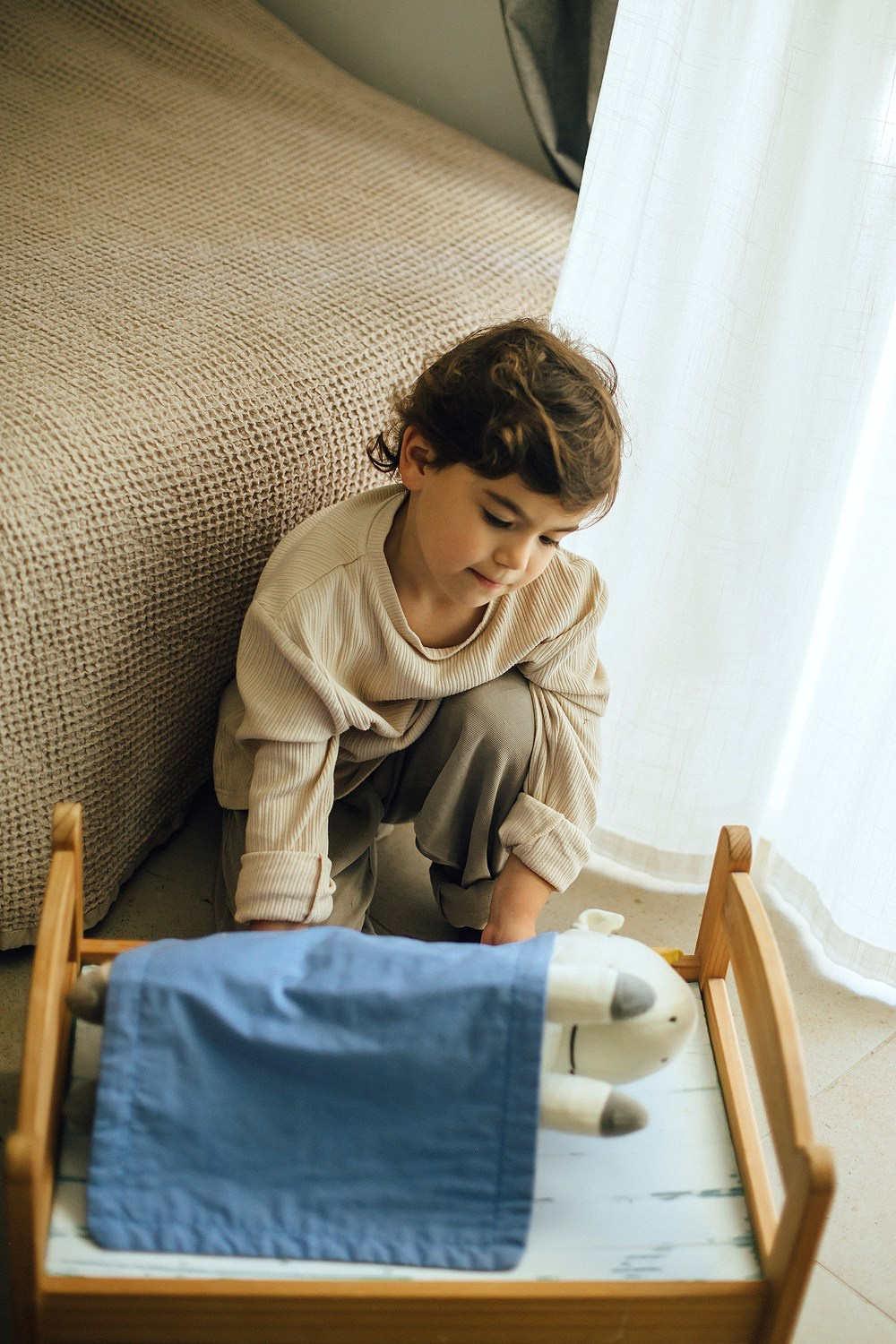 Mom&daughter at home. Family photographer in Israel