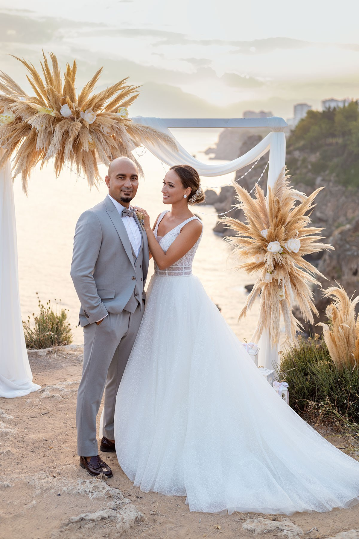 Свадебная церемония на скалах в Анталии на закате