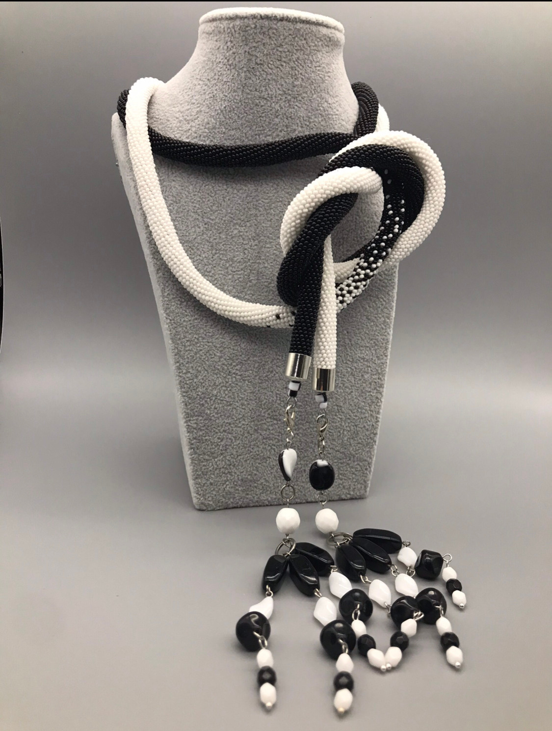 Lariat de perles tchèques. 160 cm. 2 couleur perles. Mannequins, design, decoration, handmade, photographe…