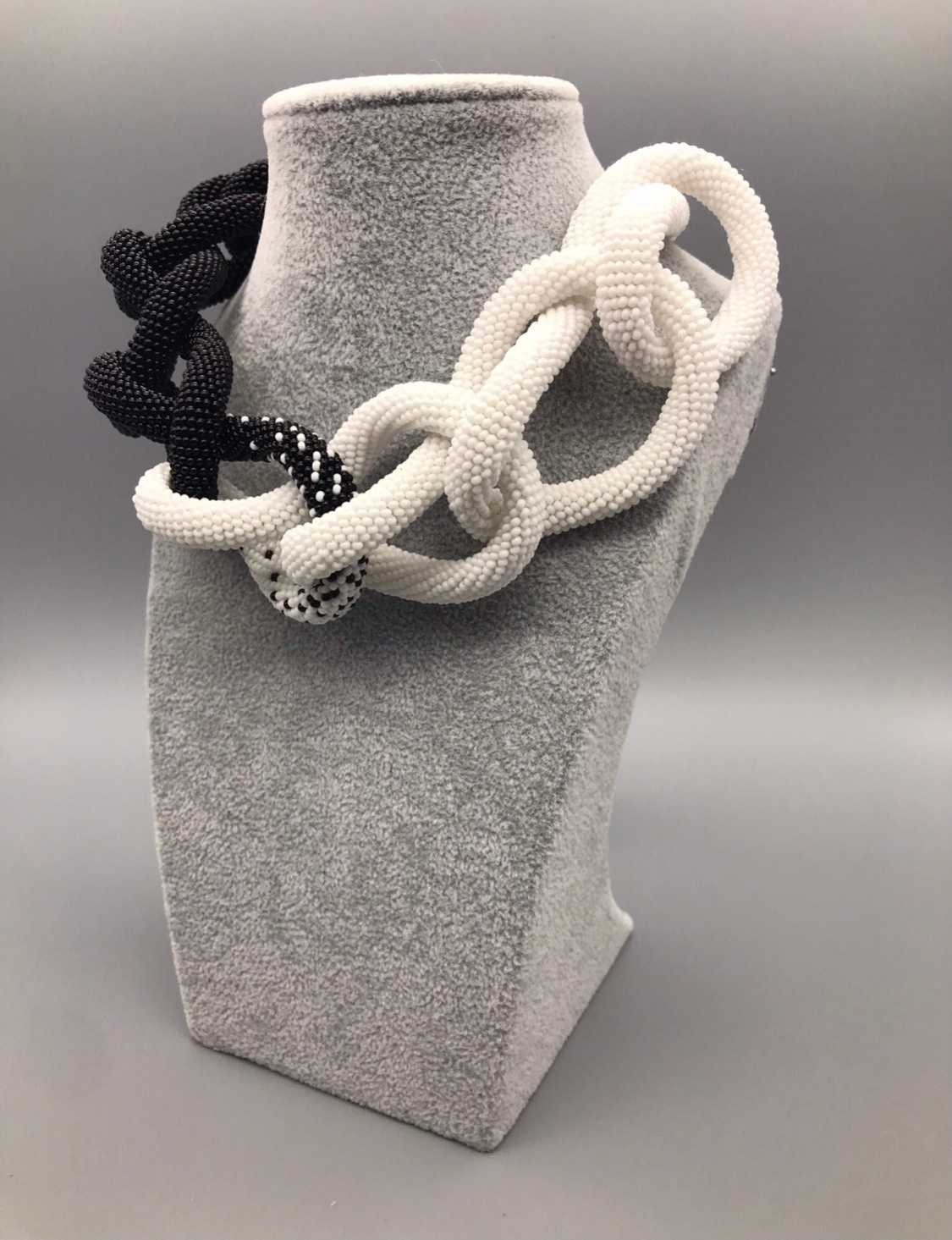 Lariat de perles tchèques. 160 cm. 2 couleur perles. Mannequins, design, decoration, handmade, photographe…