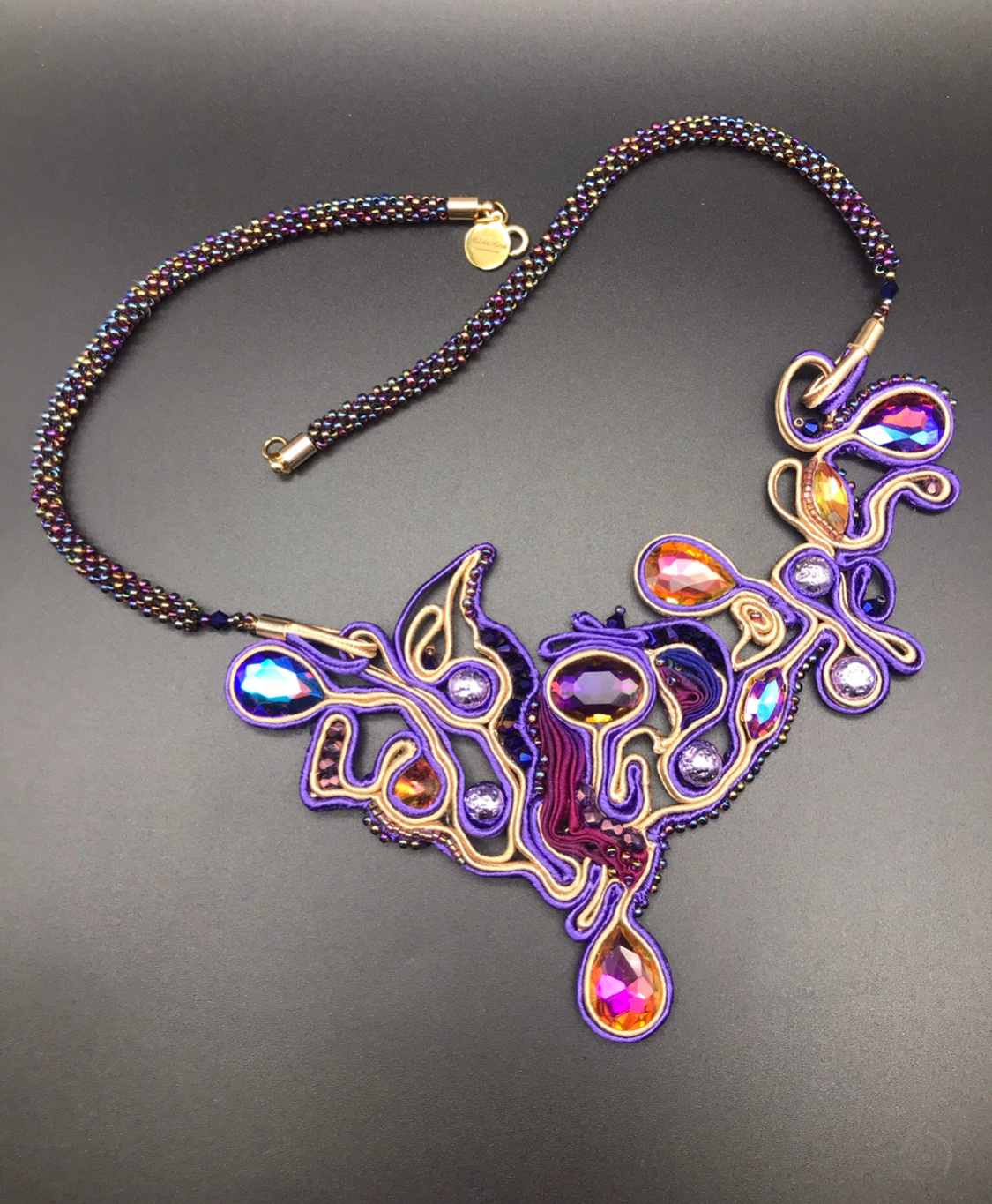 Collier en soutache. Mannequins, design, decoration, handmade, photographe…