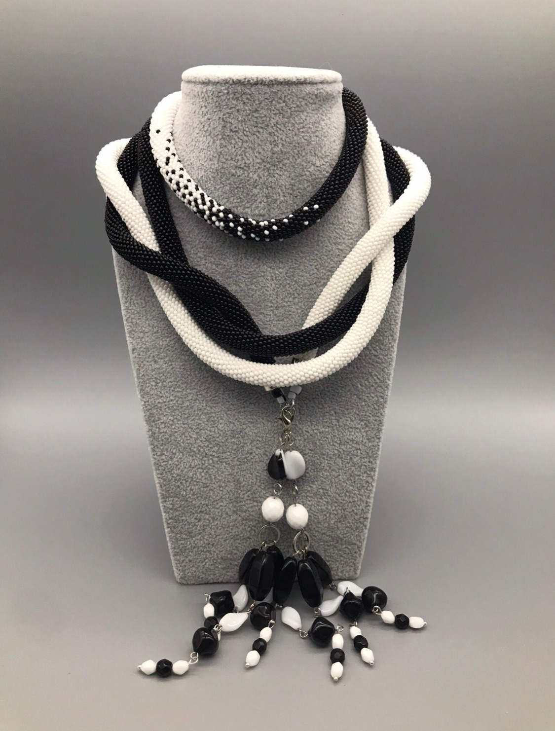 Lariat de perles tchèques. 160 cm. 2 couleur perles. Mannequins, design, decoration, handmade, photographe…