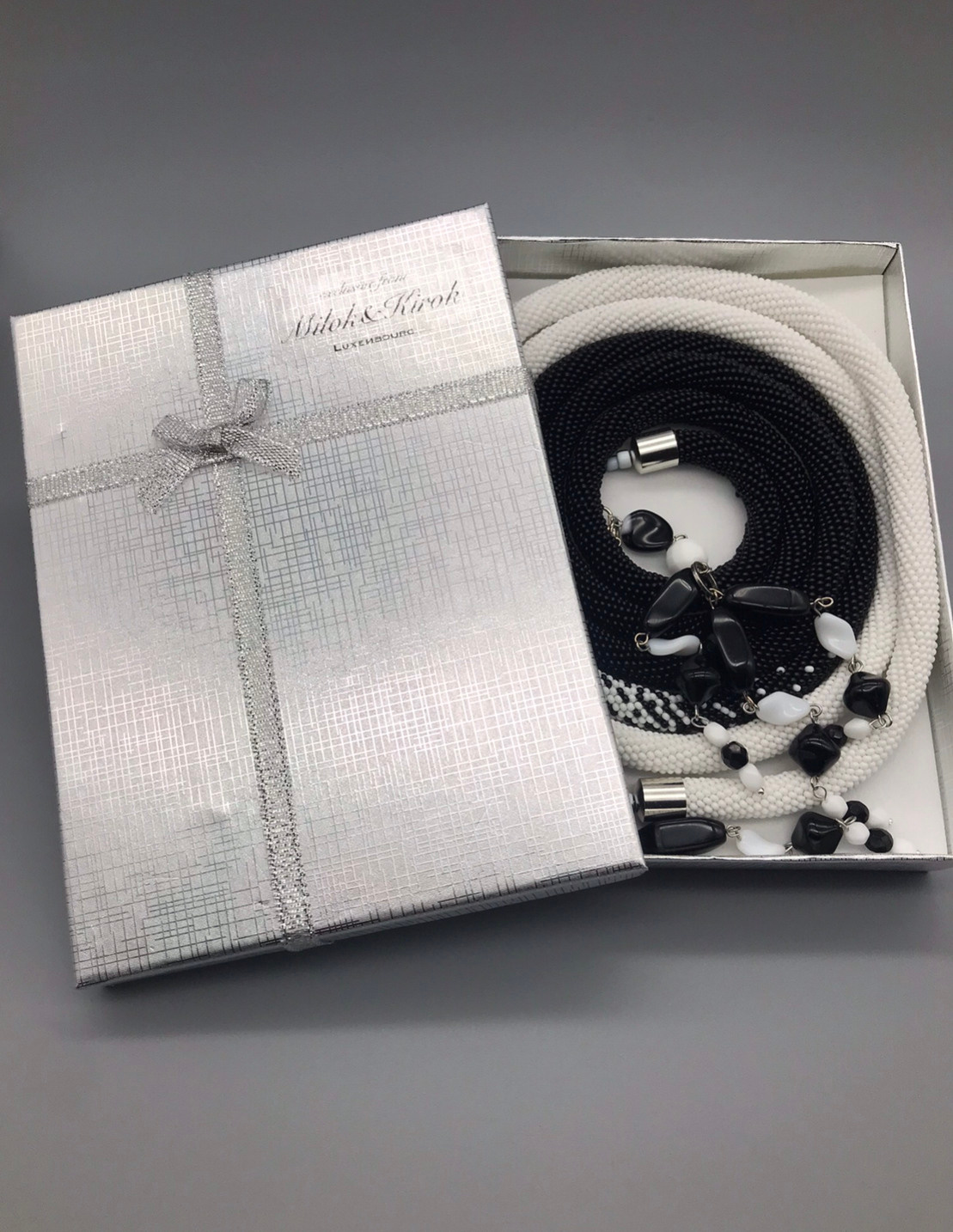 Lariat de perles tchèques. 160 cm. 2 couleur perles. Mannequins, design, decoration, handmade, photographe…