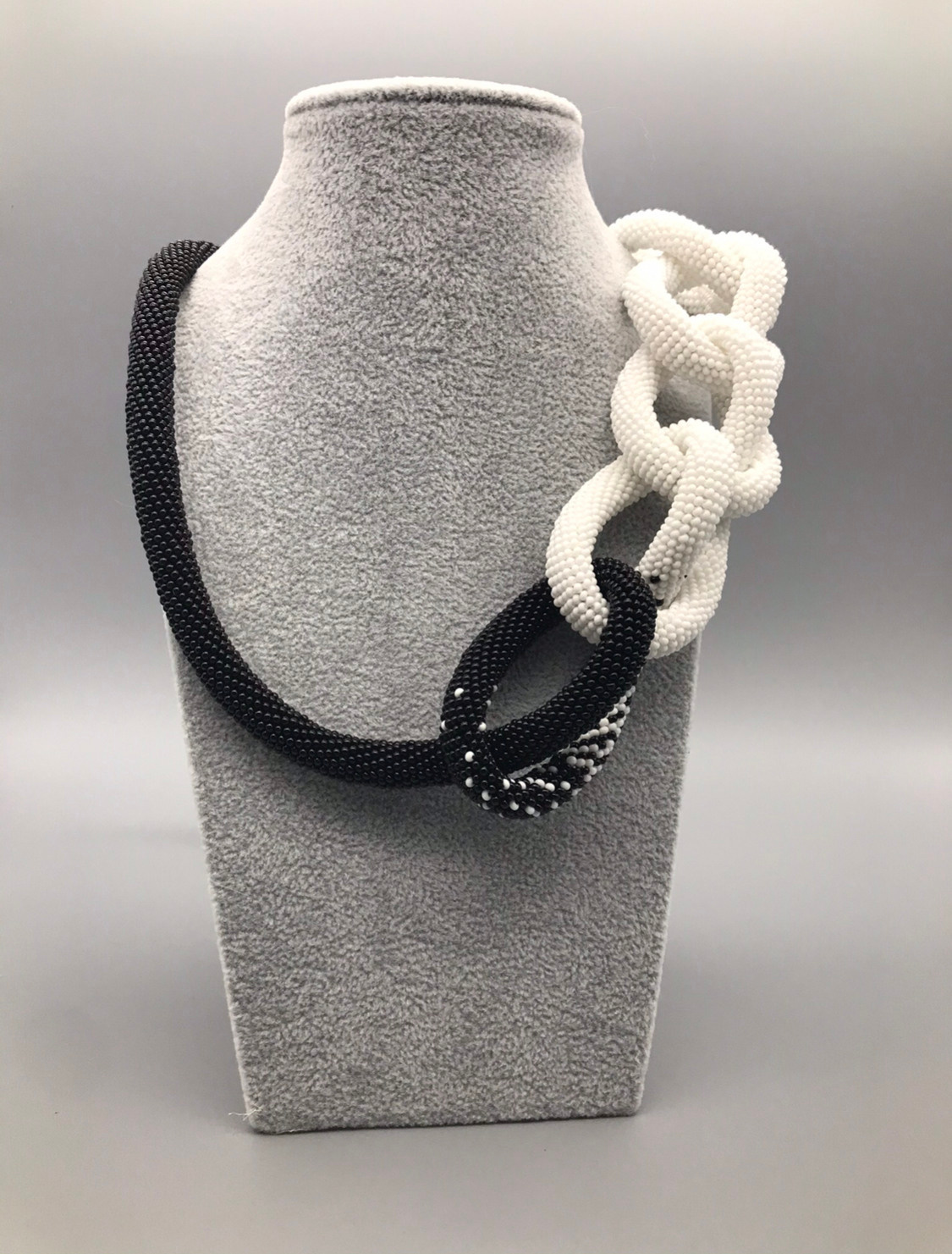 Lariat de perles tchèques. 160 cm. 2 couleur perles. Mannequins, design, decoration, handmade, photographe…