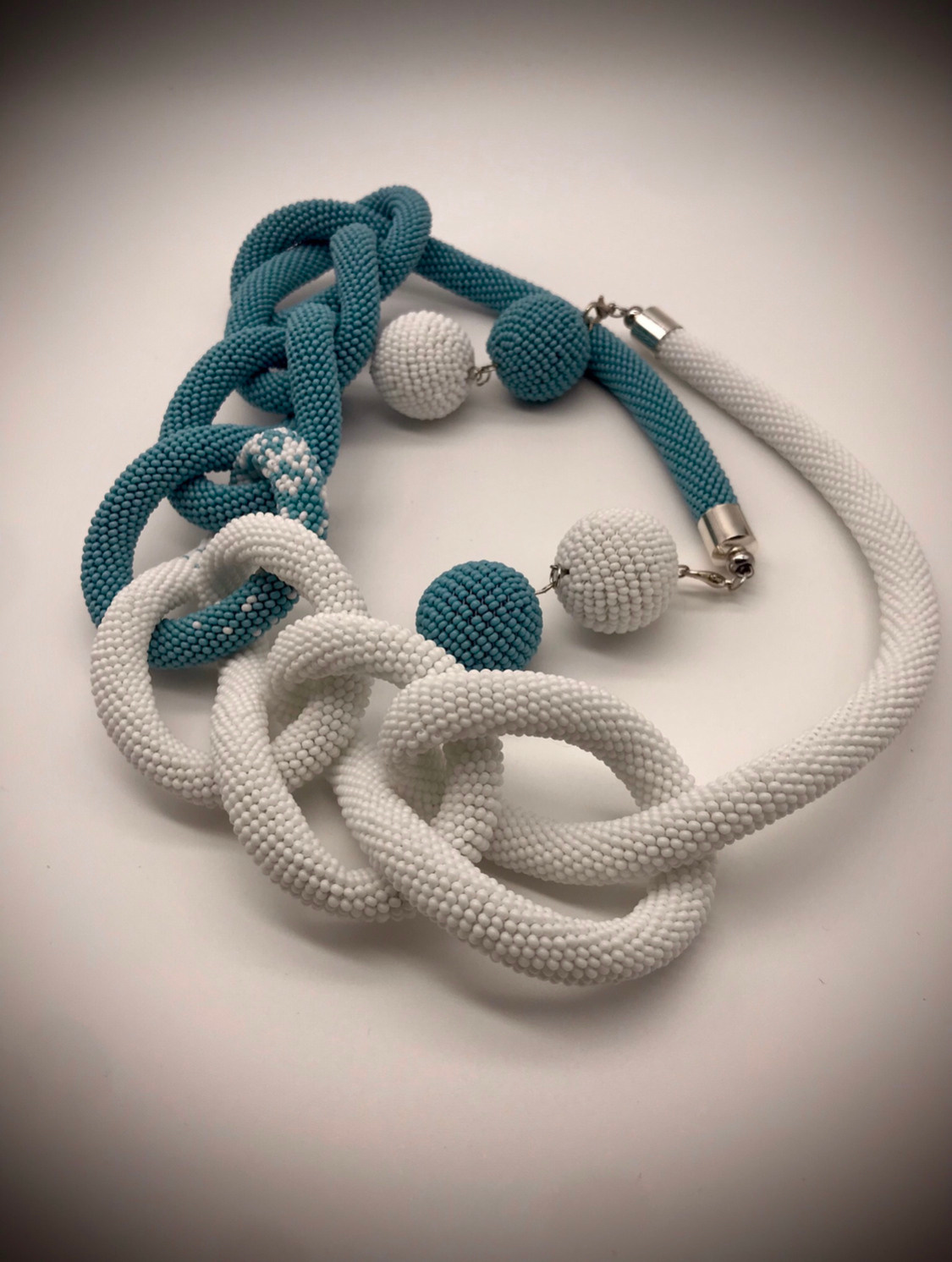 Bijoux pour cadeau. Milok et Kirok sont des gens positifs et réels. Nous serons ravis de v