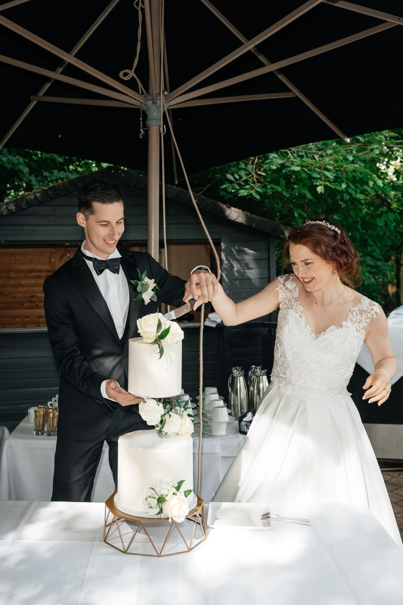 bride and groom cutting the wedding cake