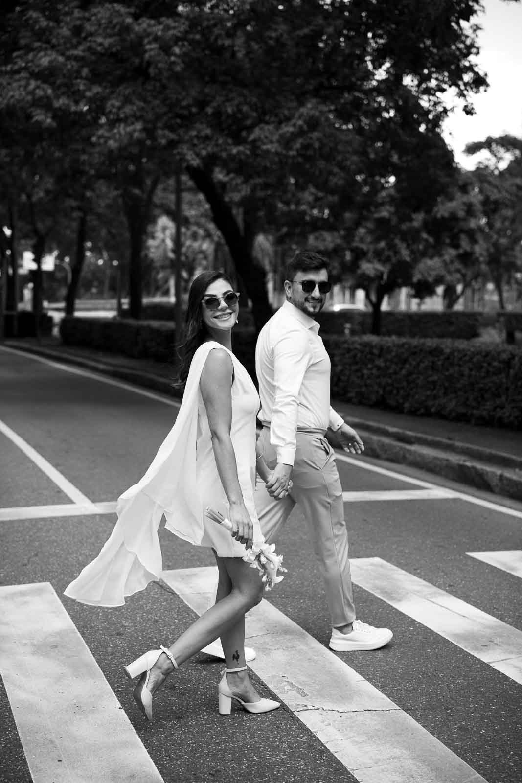 Ensaio civil documental de Rafa e Ricardo na Praça da Liberdade com fotos naturais feitas por Edu e Josi Fotografia. Um ensaio de casal em BH com estilo editorial e documental, criando memórias verdadeiras e sofisticadas em um dos lugares mais clássicos de Belo Horizonte.
