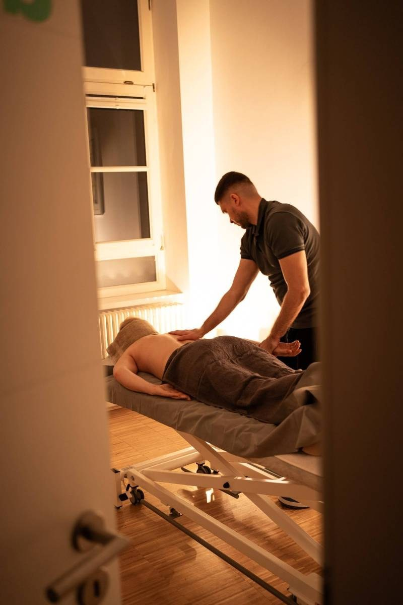 Wellnessmassage Köln – ruhige Atmosphäre im Massageraum am Neumarkt.