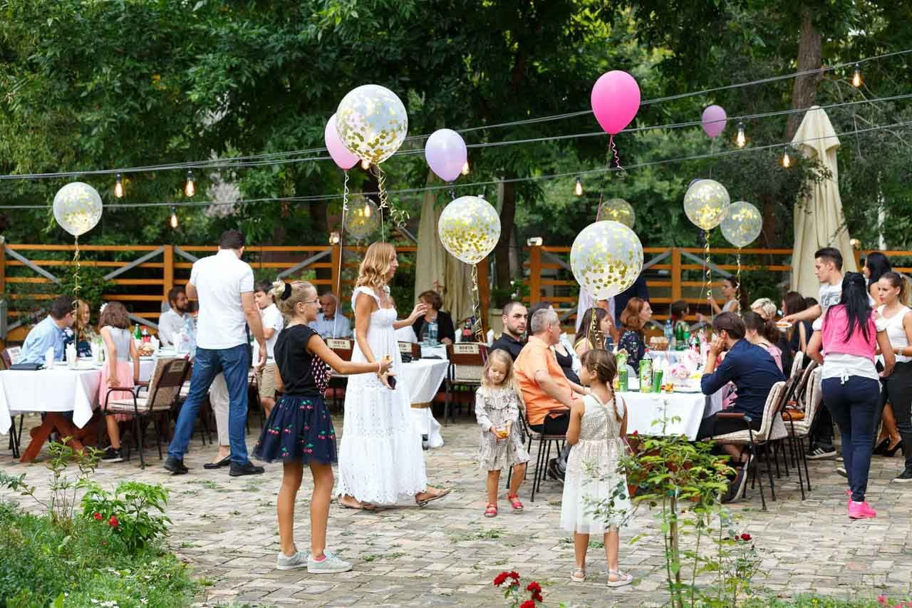 Porodično slavlje na otvorenom uz balone i tematsku dekoraciju za 18. rođendan.
