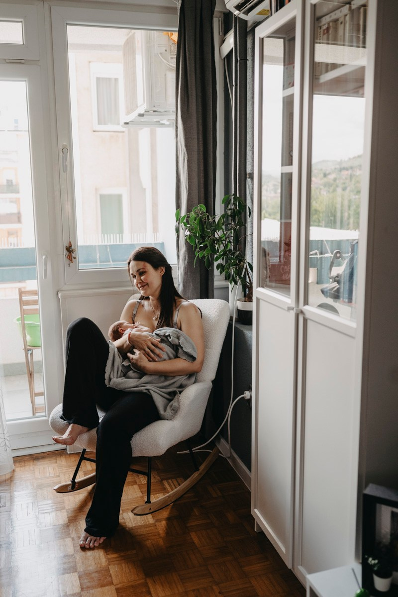 Kad je ljubav postala jos veca — porodicno fotografisanje kod kuce. Deciji i porodicni fotograf u Beogradu Oksana Skendzic