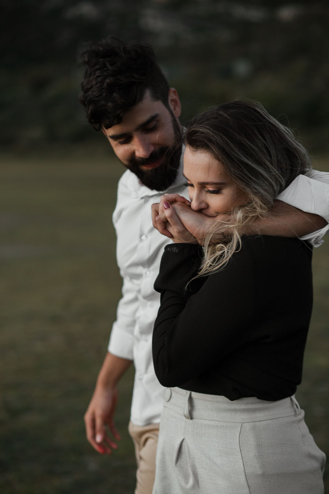 Ensaio fotográfico Sabrina e Vinícius em Lapinha da Serra MG, pré-wedding com paisagem natural, campo aberto e narrativa documental com foco em emoção verdadeira.