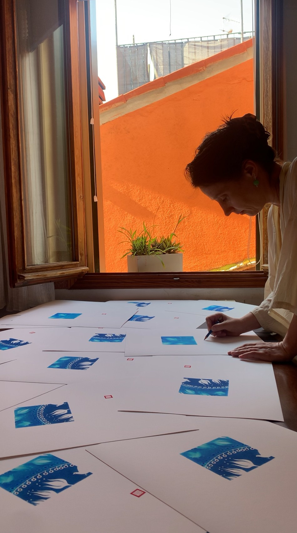 Opera floreale stilizzata in bianco e blu, stampa digitale a tiratura limitata che esplora il colore blu come elemento decorativo e simbolico