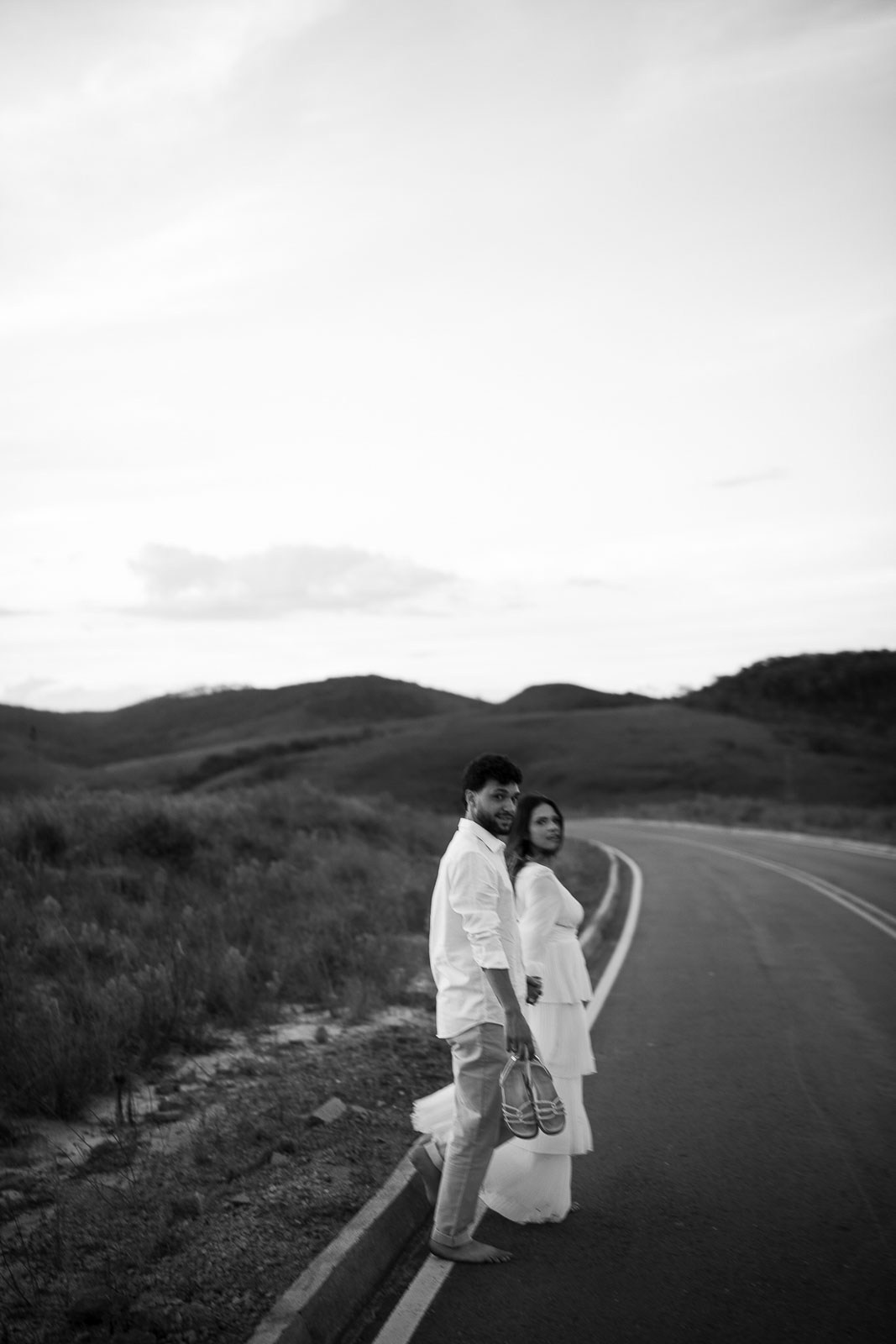 Pre wedding de Larissa e Rafael em Lavras Novas ao entardecer com estilo documental e natural. Fotografias autênticas e emocionantes feitas por Edu e Josi Fotografia, especialistas em ensaios de casal e casamento em Minas Gerais.