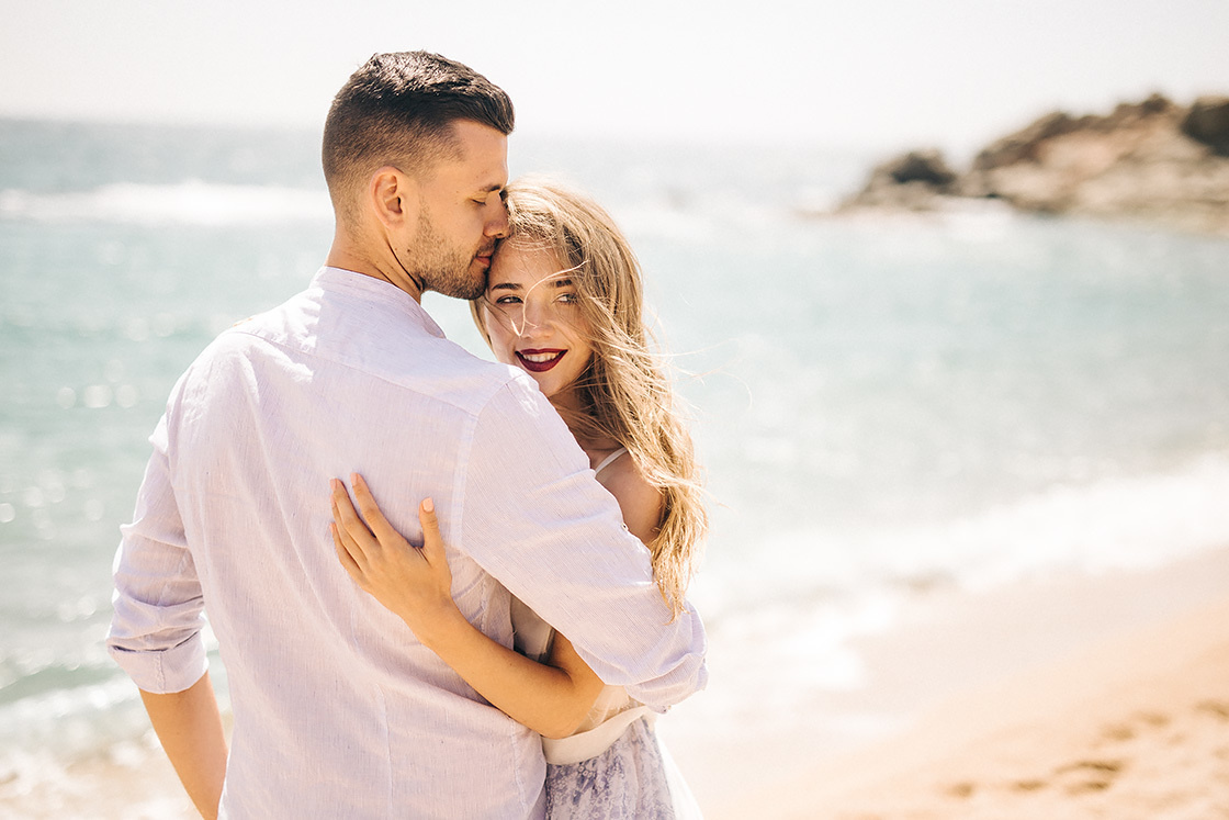 Свадебное лавстори на морском берегу. Свадебный фотограф в Риге Юрий Кор