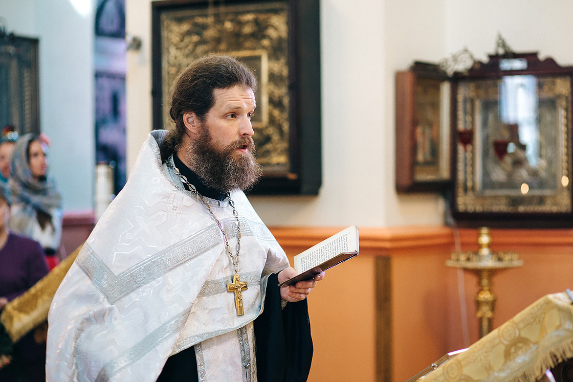 Фотосъемка свадебного венчания в церкви. Свадебный фотограф в Риге Юрий Кор