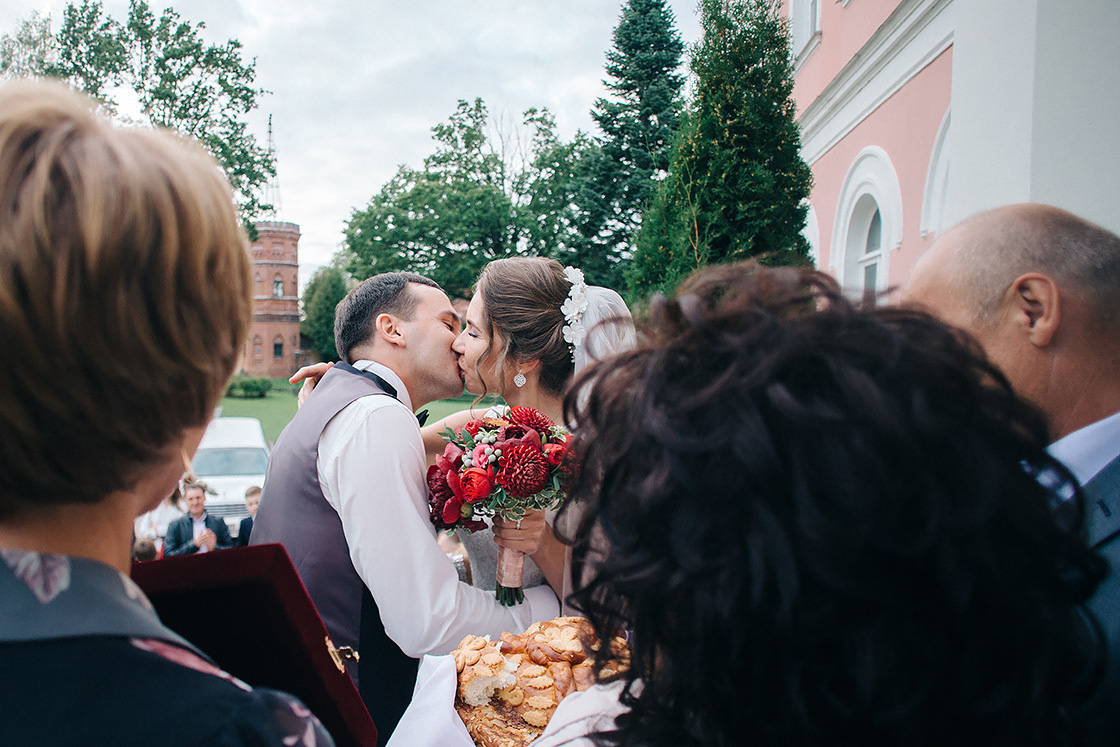 Фотосъемка свадебного венчания в церкви. Свадебный фотограф в Риге Юрий Кор