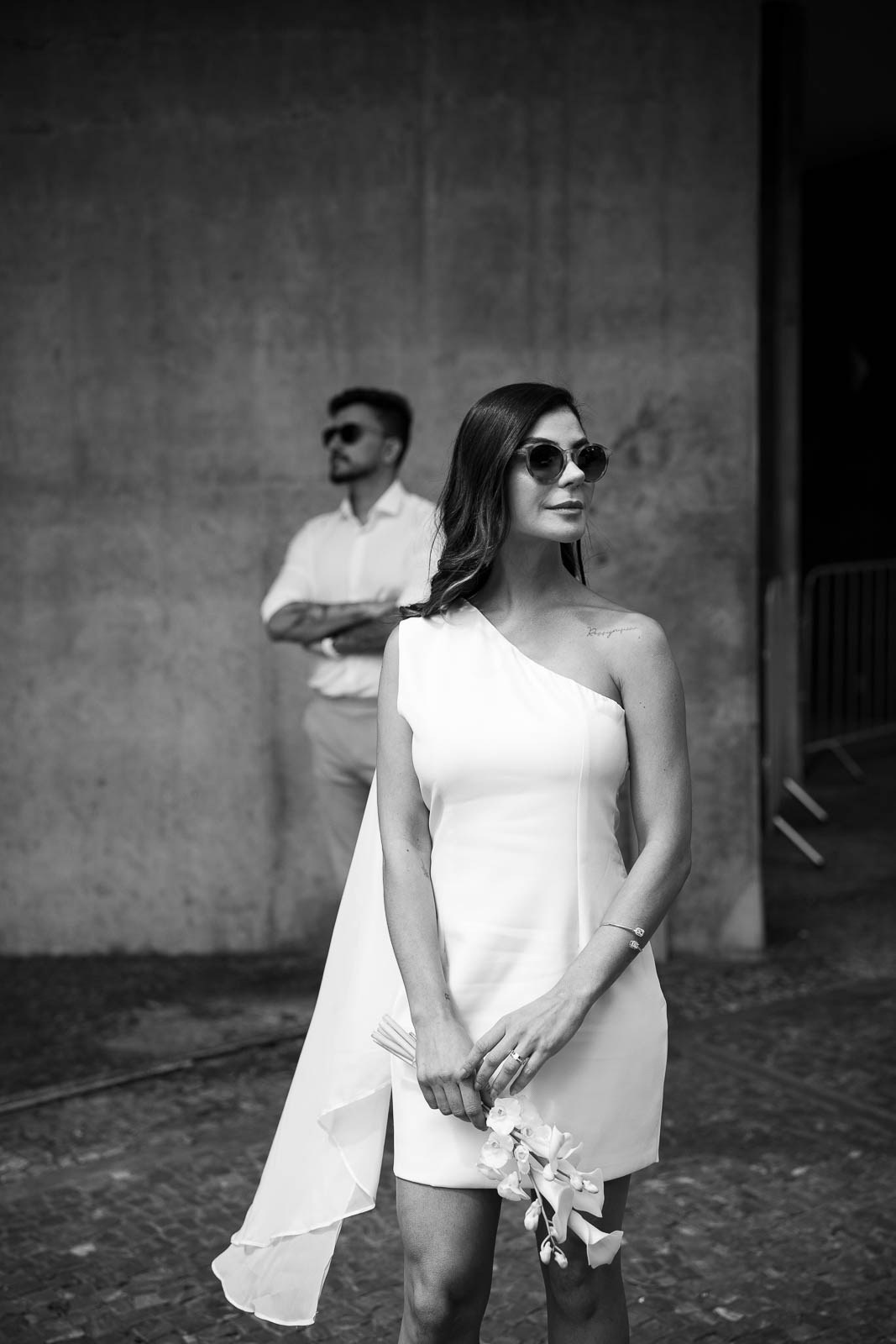Fotógrafos de casamento em Belo Horizonte registrando o ensaio civil de Rafa e Ricardo na Praça da Liberdade.