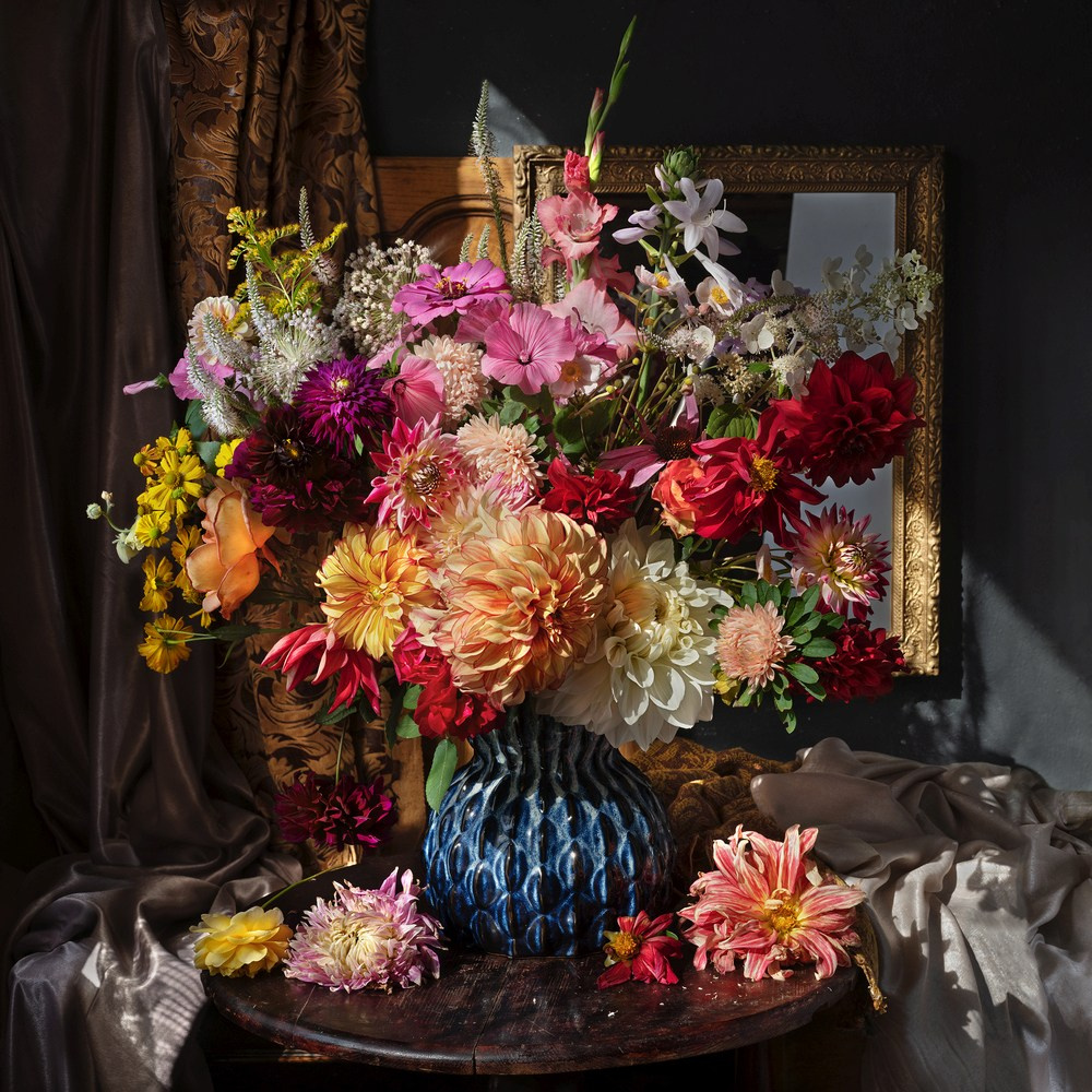 Натюрморт с георгинами в лучах осеннего солнца