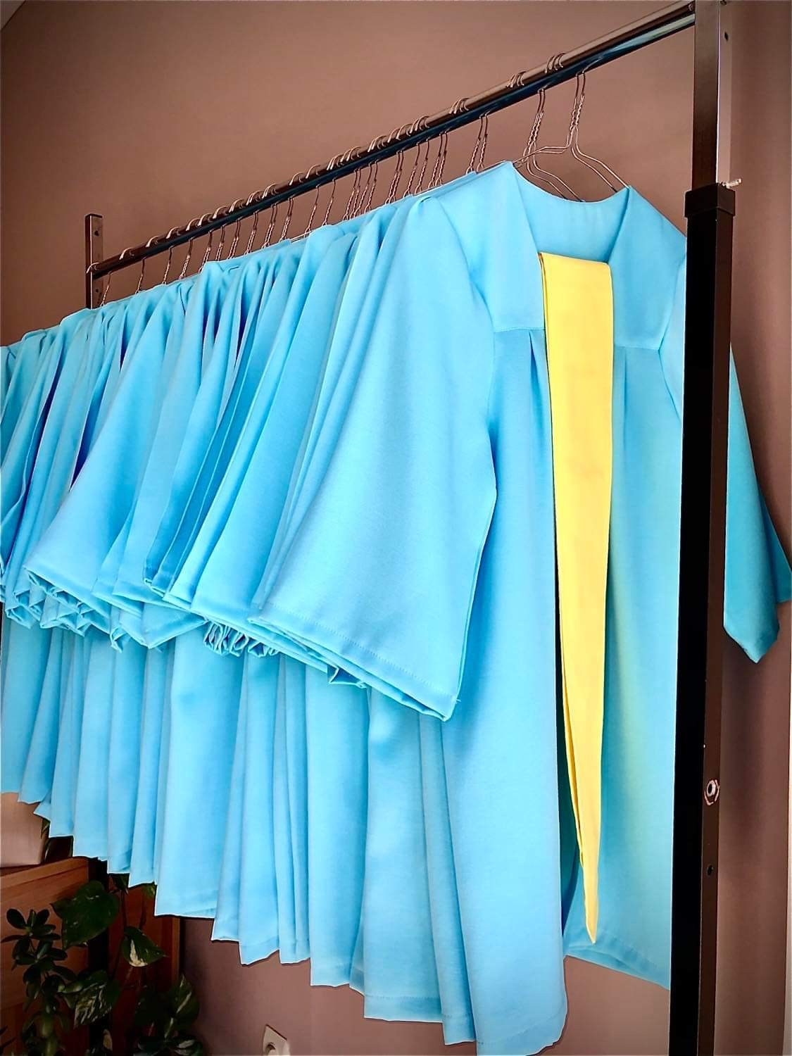 Тоги и шапки за детски градини | Завършване с усмивка | togiishapki.bg. 🎓 Togiishapki.bg — Тоги и академични шапки за дипломиране на студенти, ученици и деца