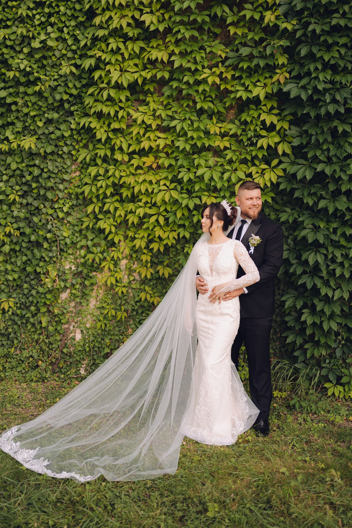 Mire si Mireasa langa zidul Manastirii Cetatuia