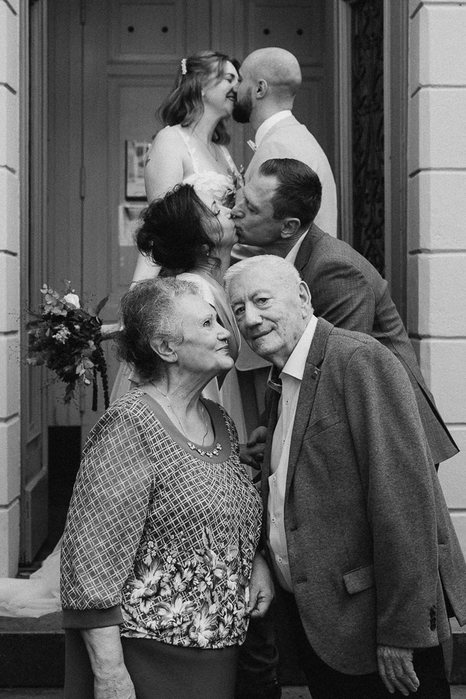 Gruppenfotos auf der Hochzeit: Tipps für authentische Erinnerungen