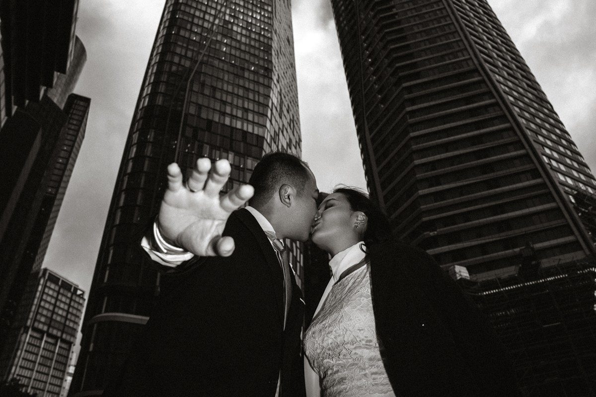 Couple kiss with Skyline