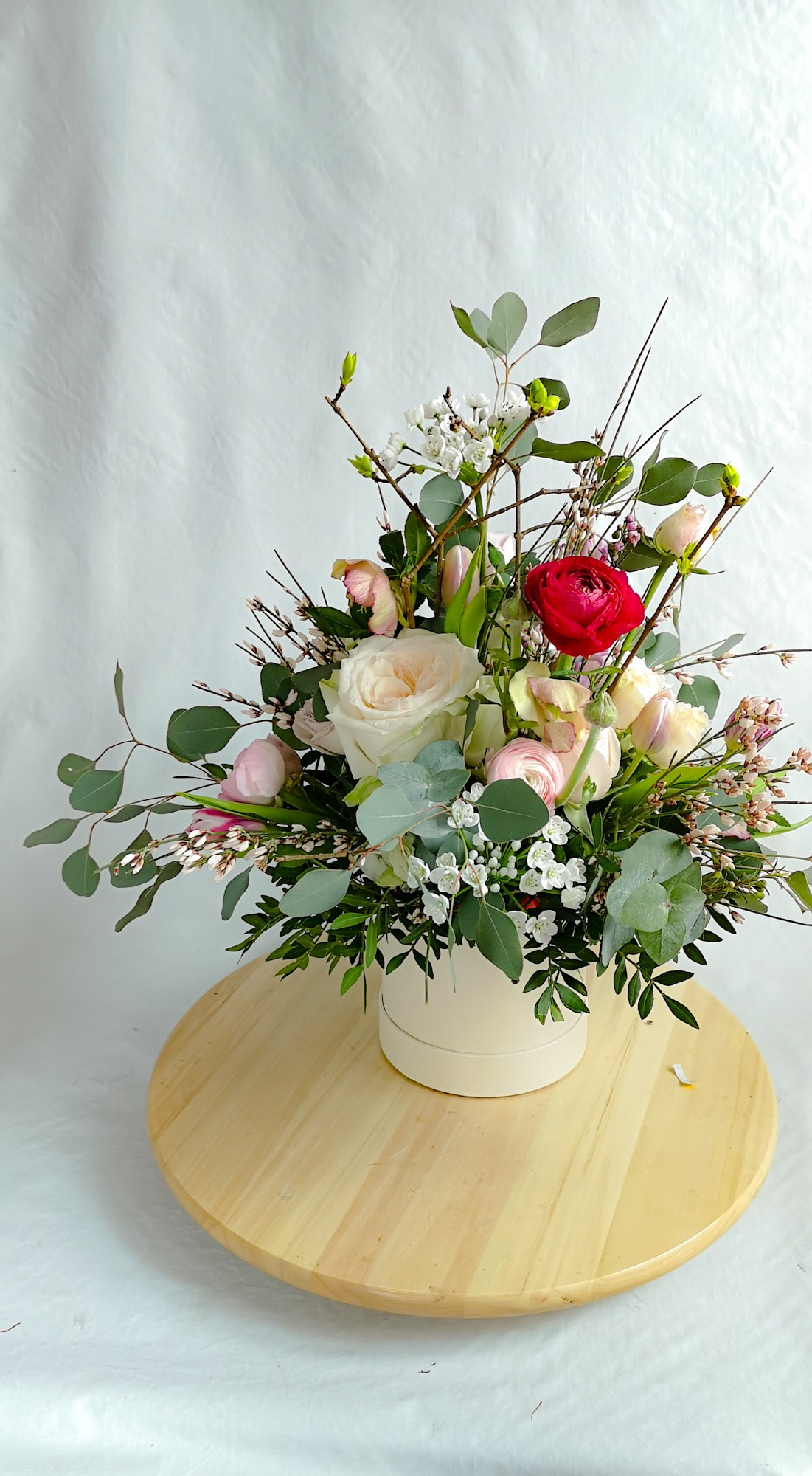 Ziedu pušķi kastē. Event design, decoration, floristry, gift, Irina Novika, Riga, Latvia