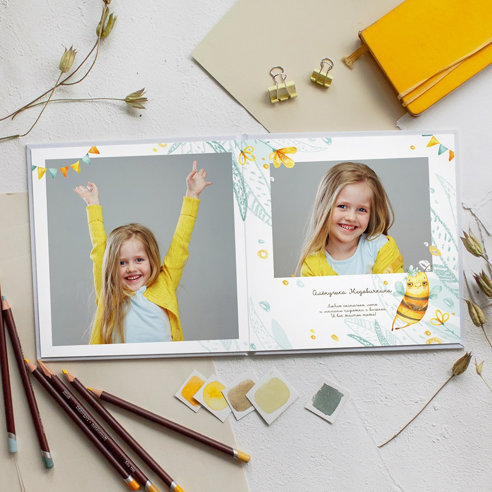 Разворот фотокниги «Пчёлки» с индивидуальными портретам ребенка на светлом фоне