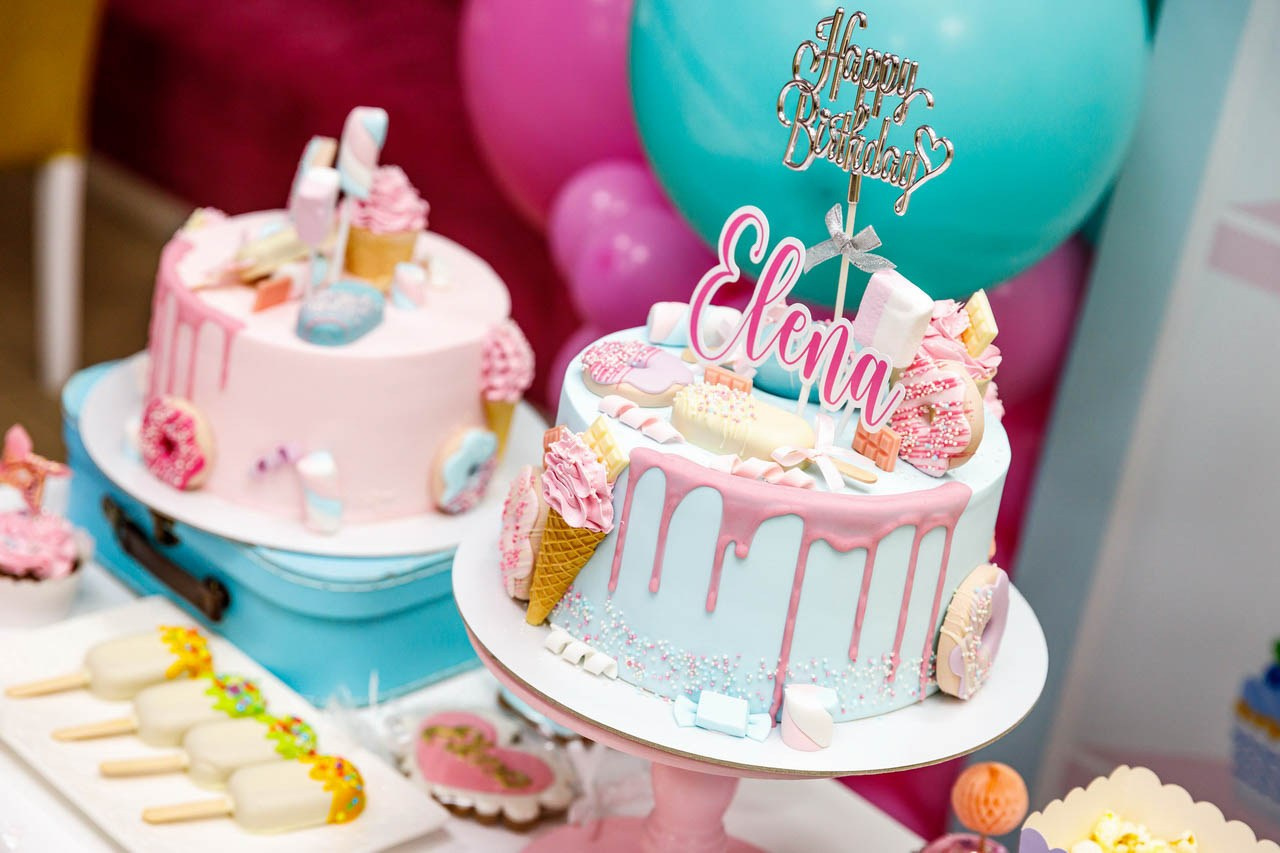 Dve rođendanske torte za slatku proslave.