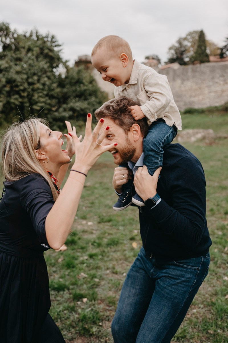 Nevena, Dusan i Vuk porodicno fotografisanje napolju. Deciji i porodicni fotograf u Beogradu Oksana Skendzic