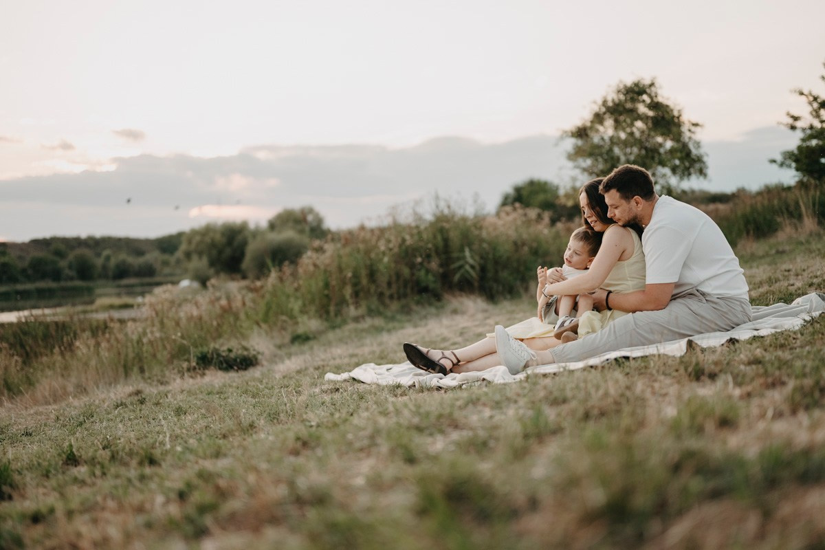 Djurdjica, Tadej i Miloje porodicno fotografisanje napolju. Deciji i porodicni fotograf u Beogradu Oksana Skendzic