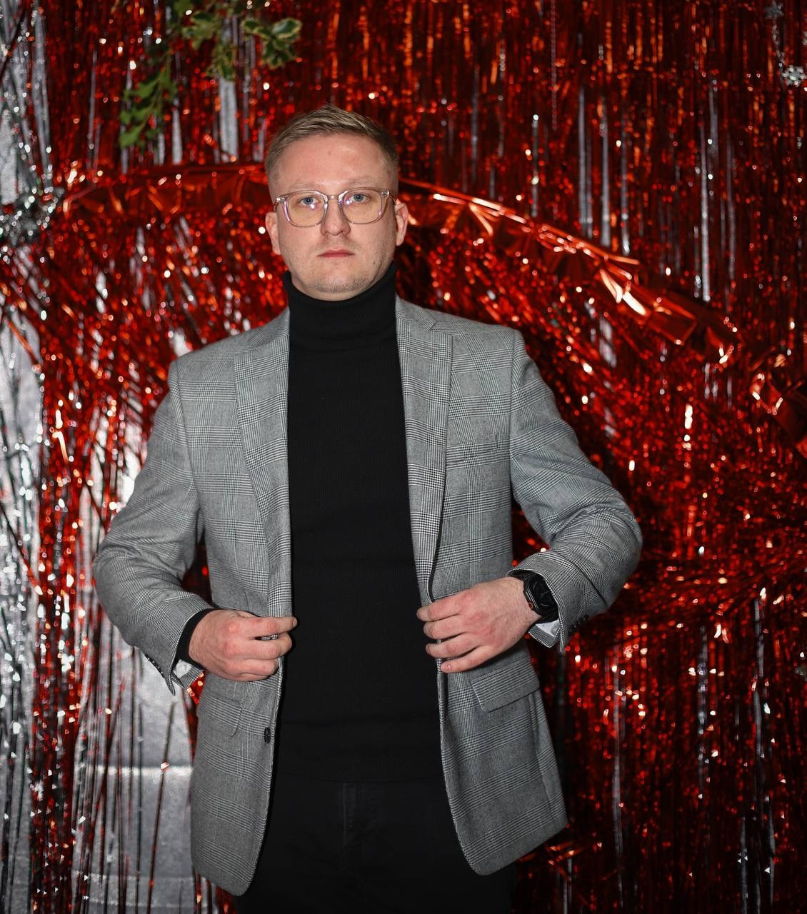 Під омелою. VALERIIA VIUNOVA individual shooting\love story\event\brand