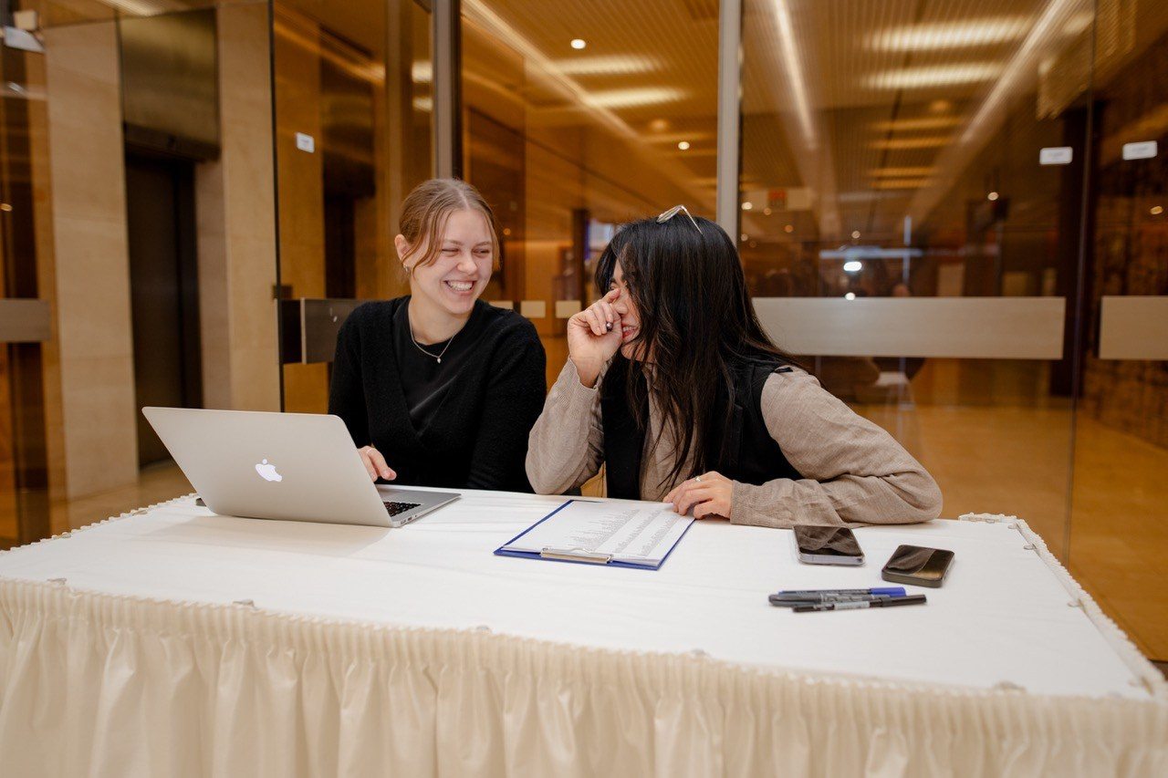 Firemní fotograf Praha. Dana Lišková — Empatická fotografka | Introspektivní umělkyně | Neurodivergentní koučka| Zakladatelka Artepy.cz
