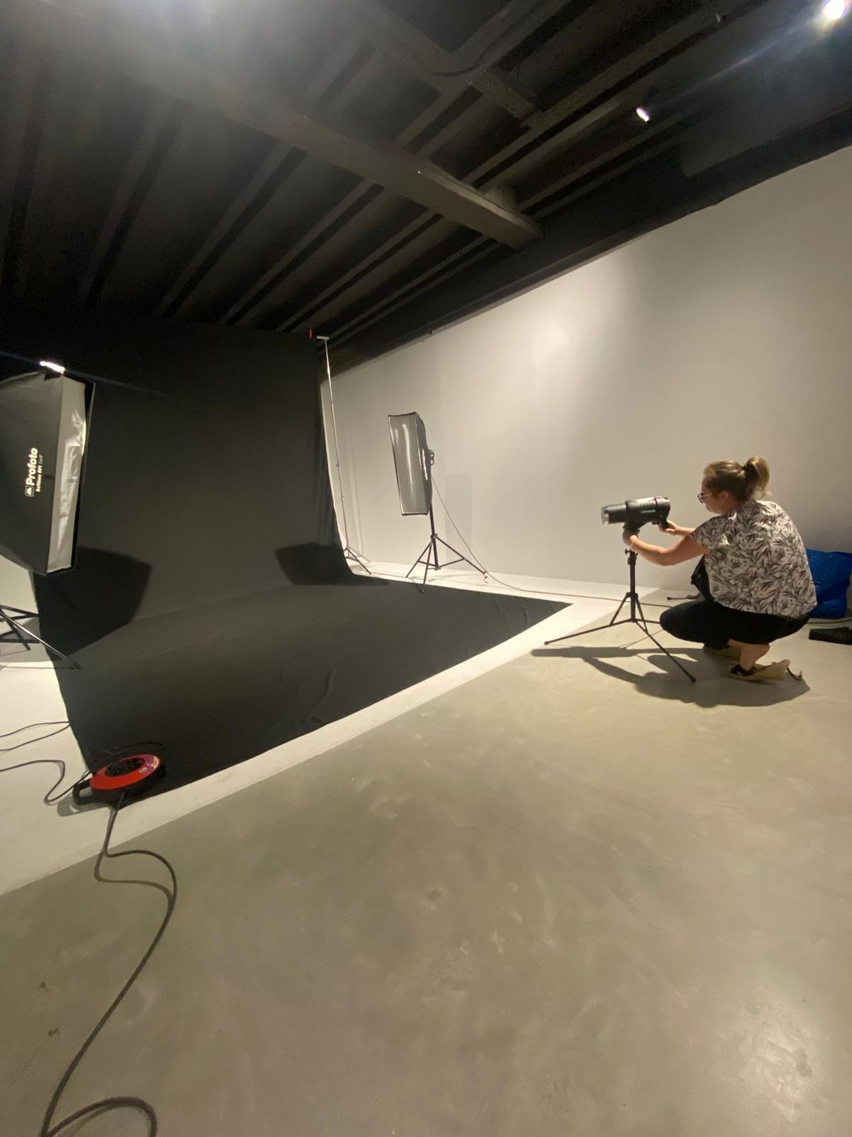 Shooting en estudio. Videos y fotografías en sesión de shooting. Fotógrafa de Periodismo y Documentación, Teatro, Cine, Shooting para Modelos, Bodas, Bautizos, Comuniones, Familia y Eventos