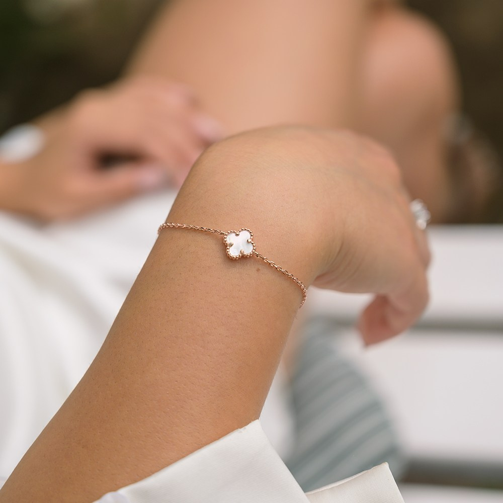 Zlatna narukvica na ruci ženskog modela.