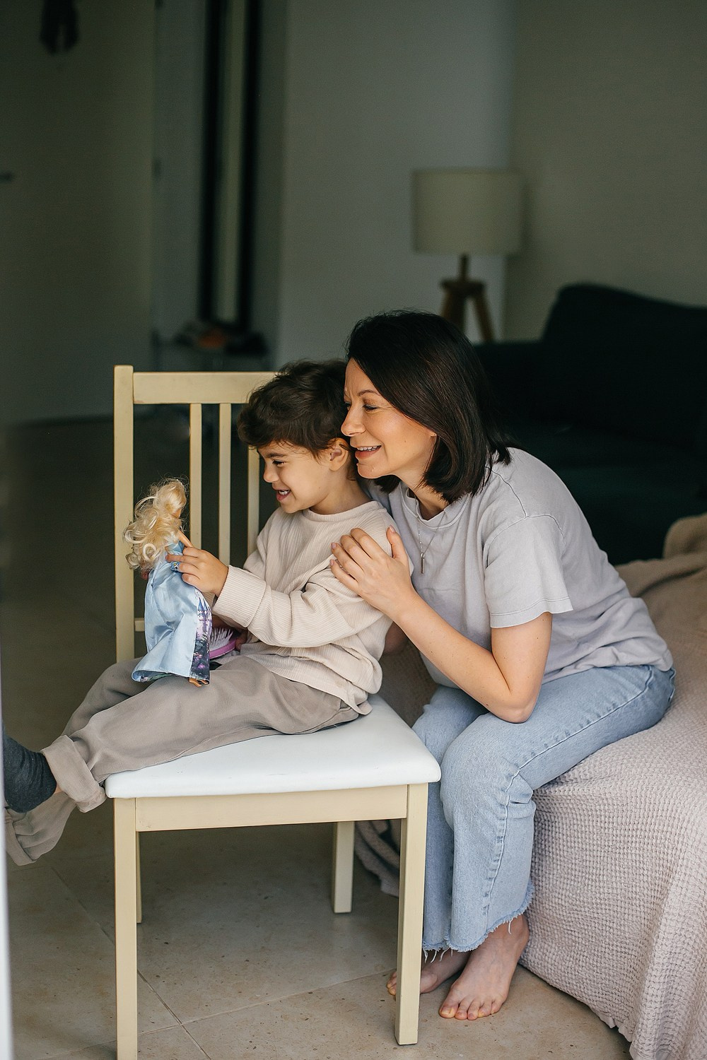 Mom&daughter at home. Family photographer in Israel