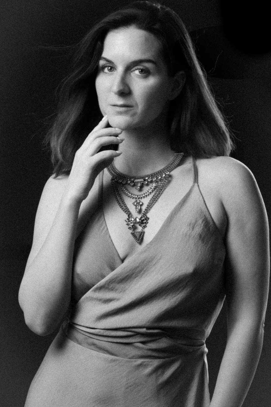 Portrait en noir & blanc. Photographe  portraits féminins & grossesse à Lausanne Angela Liubcenco