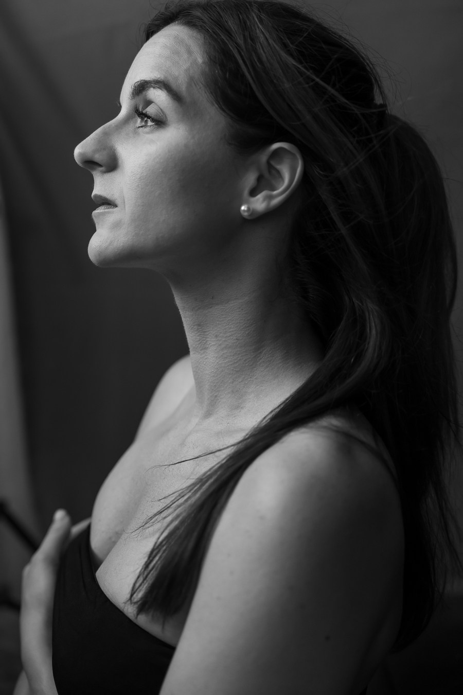 Portrait en noir & blanc. Photographe  portraits féminins & grossesse à Lausanne Angela Liubcenco