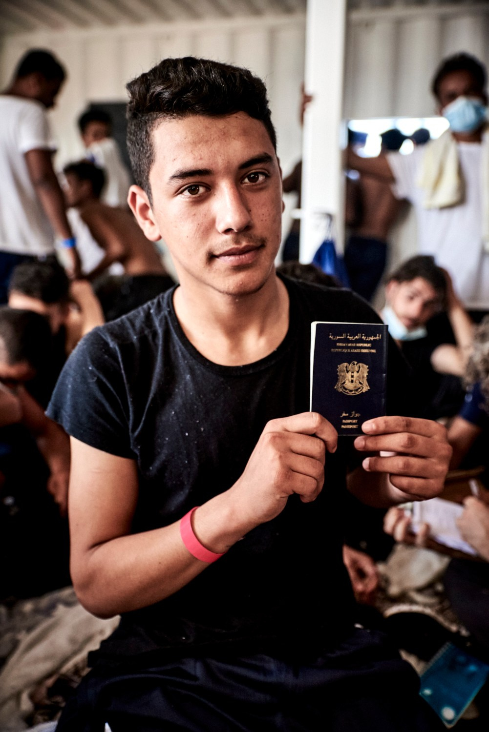 Méditerranée centrale, 8 juillet 2021 – Un jeune Syrien secouru par les sauveteurs de SOS Méditerranée, à bord de l'Ocean Viking. Certains Syriens préfèrent passer par la Libye puis la Méditerranée pour rejoindre l'Europe plutôt que d'emprunter la route par la Turquie, selon eux plus coûteuse et plus dangereuse.