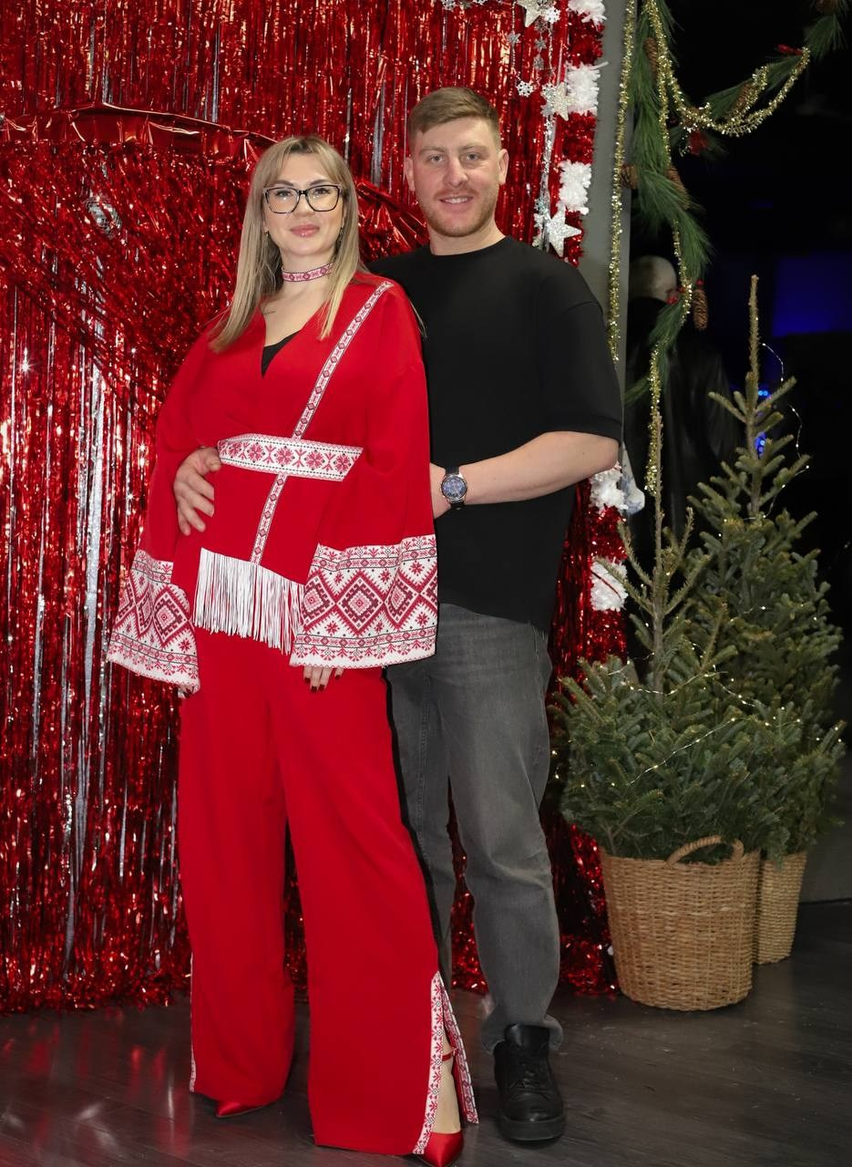 Під омелою. VALERIIA VIUNOVA individual shooting\love story\event\brand