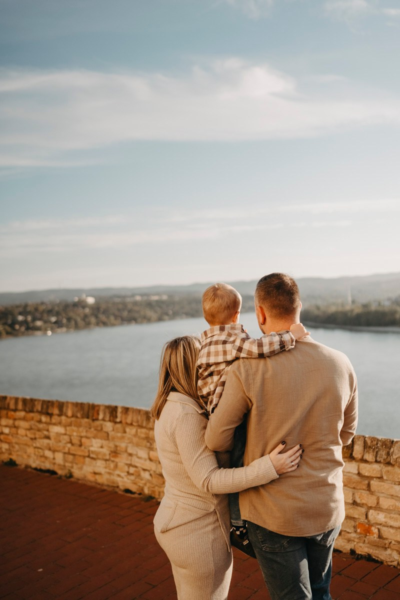 Zlata, Nemanja i Aleksej — porodicno fotografisanje napolju. Deciji i porodicni fotograf u Beogradu Oksana Skendzic