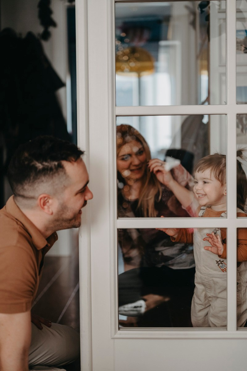 Natasa, Ema i Lazar — porodicno fotografisanje kod kuce. Deciji i porodicni fotograf u Beogradu Oksana Skendzic